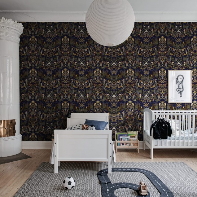 Tapet cu design elegant ce infatiseaza o padure suedeza, cu elemente botanice, animale si ciuperci, pe un fundal bleumarin.