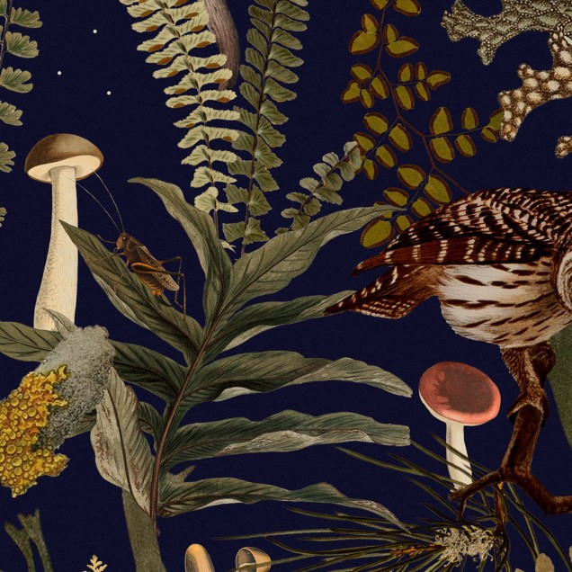 Tapet cu design elegant ce infatiseaza o padure suedeza, cu elemente botanice, animale si ciuperci, pe un fundal bleumarin.