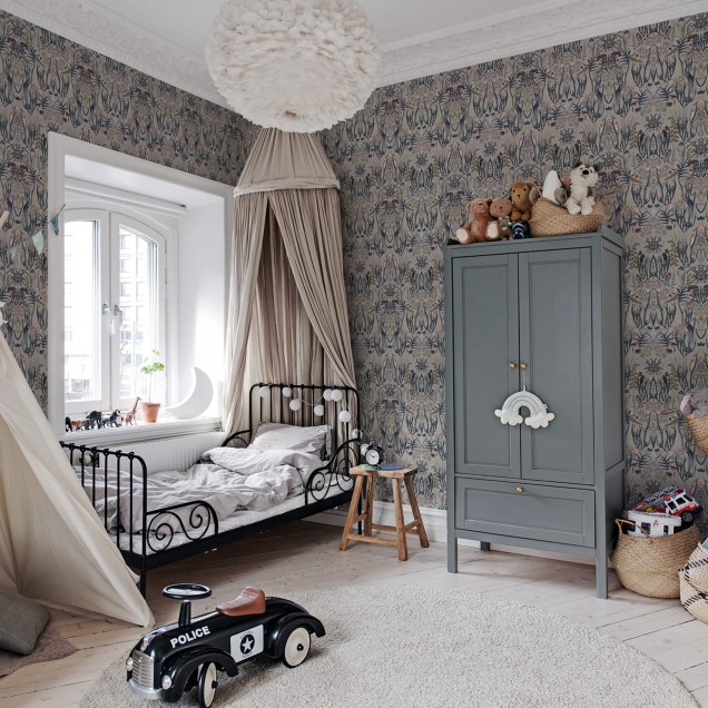 Tapet The Swedish Forest, Mini Blue, cu design floral, cu nuanțe de albastru și gri, cu păsări și flori