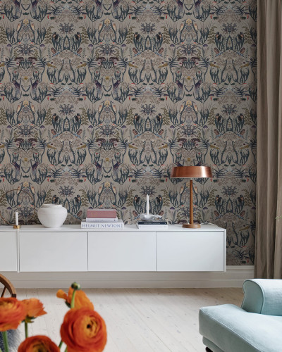 Tapet The Swedish Forest, Mini Blue, cu design floral, cu nuanțe de albastru și gri, cu păsări și flori