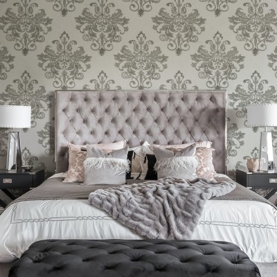 Baroque Pearl, White  cu design clasic de damasc,  pe un perete din dormitor