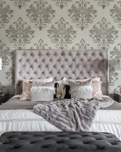 Baroque Pearl, White  cu design clasic de damasc,  pe un perete din dormitor