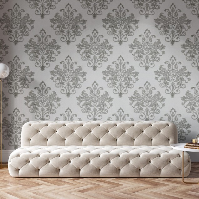 Baroque Pearl, White  cu design clasic de damasc,  pe un perete din dormitor