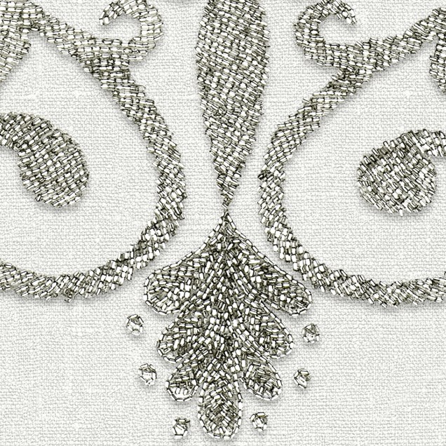 Baroque Pearl, White  cu design clasic de damasc,  pe un perete din dormitor