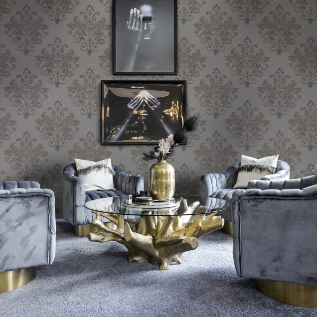 Tapet cu model baroc elegant, pe un fundal bej delicat, în camera de zi cu un canapea și o masă de cafea.
