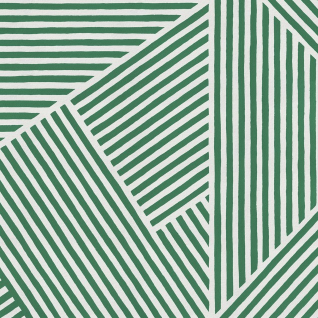 Tapet cu dungi diagonale groase, în verde vibrant, aplicat pe un perete din dormitor.