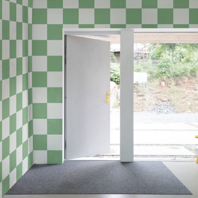 Tapet cu model în formă de tablă de șah, în culori verde și alb