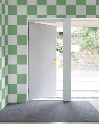 Tapet cu model în formă de tablă de șah, în culori verde și alb