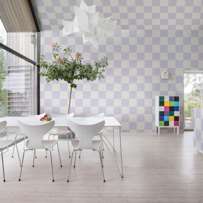 Tapet cu model de șah în nuanțe de liliac și alb. Model minimalist, perfect pentru living, dormitor sau hol.