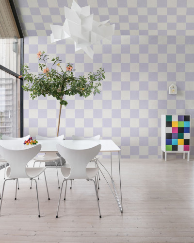 Tapet cu model de șah în nuanțe de liliac și alb. Model minimalist, perfect pentru living, dormitor sau hol.