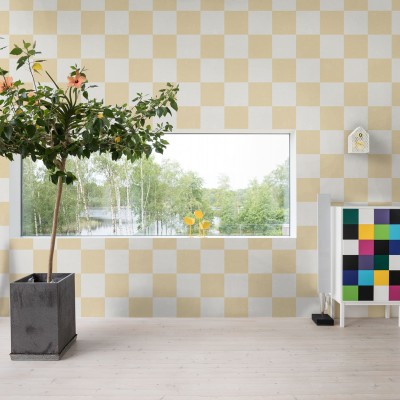 Tapet geometric cu motive de tabla de sah, galben si alb, intr-un interior modern