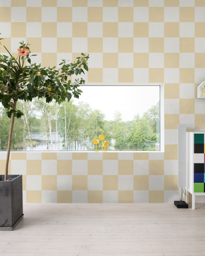 Tapet geometric cu motive de tabla de sah, galben si alb, intr-un interior modern