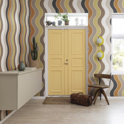 Tapet cu dungi ondulate, in tonuri calde de portocaliu, maro si gri, pentru un decor modern.