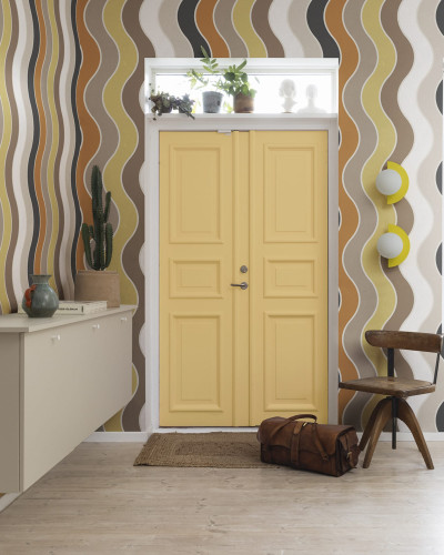 Tapet cu dungi ondulate, in tonuri calde de portocaliu, maro si gri, pentru un decor modern.