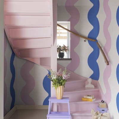 Tapet Wobbly, Blue & Pink, cu model abstract ondulat în nuanțe de albastru și roz.