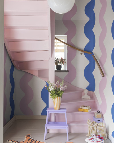 Tapet Wobbly, Blue & Pink, cu model abstract ondulat în nuanțe de albastru și roz.