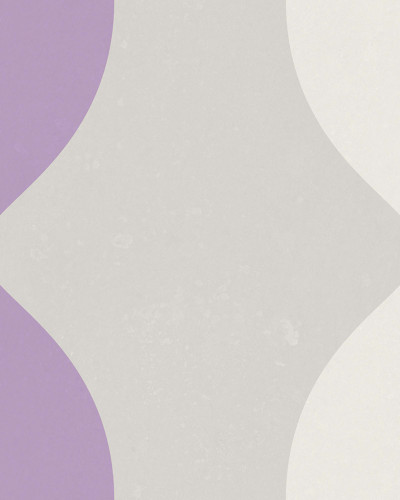 Tapet cu design ondulat Wobbly Lilac, cu nuanțe de liliac și alb, într-un living cu mobilier modern.
