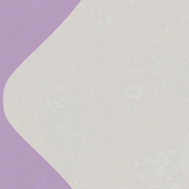 Tapet cu design ondulat Wobbly Lilac, cu nuanțe de liliac și alb, într-un living cu mobilier modern.