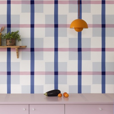 Wallpaper geometric modern cu linii subtiri albastre si roz.