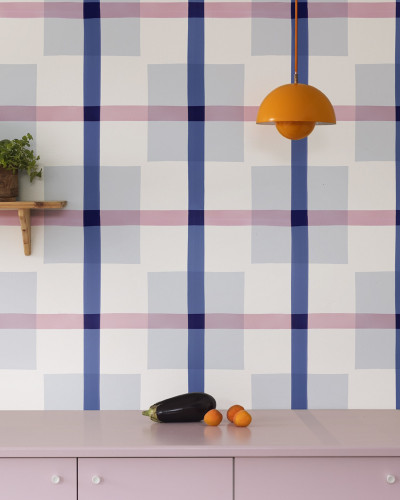Wallpaper geometric modern cu linii subtiri albastre si roz.