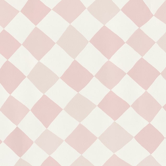 Tapet Tremble, roz, cu model geometric de diamante. Tapetul este montat pe un perete din dormitor, deasupra unui pat cu lenjerie de pat gri și o pătură albă.