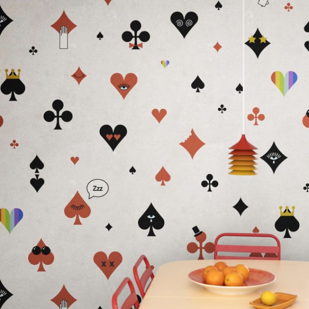 Wallpaper Poker Face Roșu cu simboluri de cărți de joc
