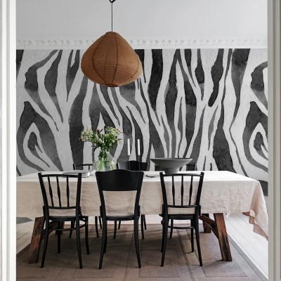 Zebra Stripes, Graphite wallpaper, dungi negre și albe pe un fundal gri, în camera de dining
