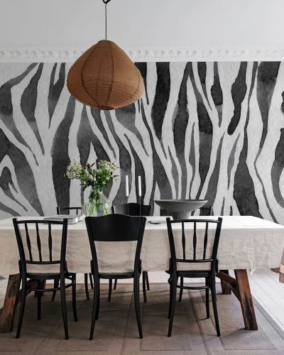 Zebra Stripes, Graphite wallpaper, dungi negre și albe pe un fundal gri, în camera de dining