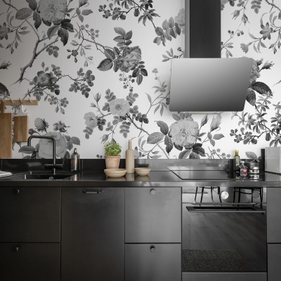 Tapet Thorn Rose, Graphite. Tapet floral cu trandafiri gri pe fundal alb, în stil minimalist.