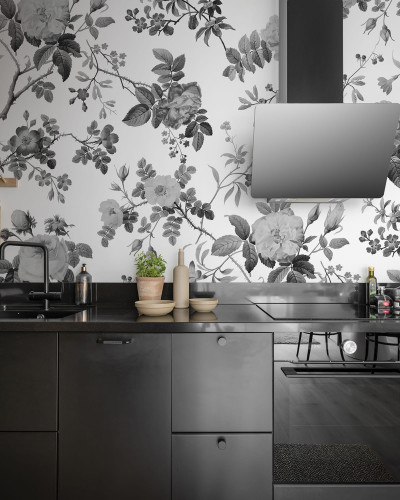 Tapet Thorn Rose, Graphite. Tapet floral cu trandafiri gri pe fundal alb, în stil minimalist.