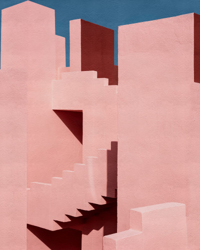 Tapet abstract cu clădiri, în culori pastelate, cu un design modern.