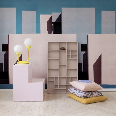 Tapet abstract cu clădiri pastelate, cu un design geometric simplu, potrivit pentru un aspect modern și sofisticat.