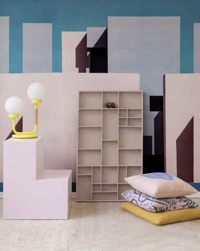Tapet abstract cu clădiri pastelate, cu un design geometric simplu, potrivit pentru un aspect modern și sofisticat.