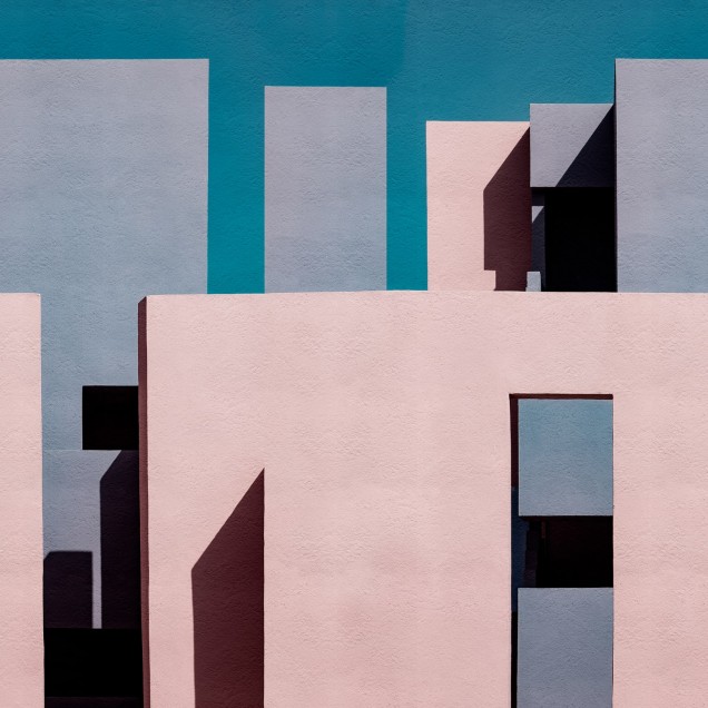 Tapet abstract cu clădiri pastelate, cu un design geometric simplu, potrivit pentru un aspect modern și sofisticat.