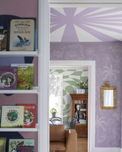 Tapet Rays, Lilac cu raze delicate pe un fundal liliac