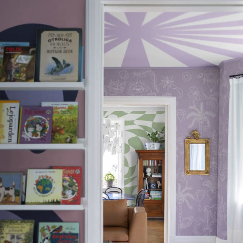 Tapet Rays, Lilac cu raze delicate pe un fundal liliac