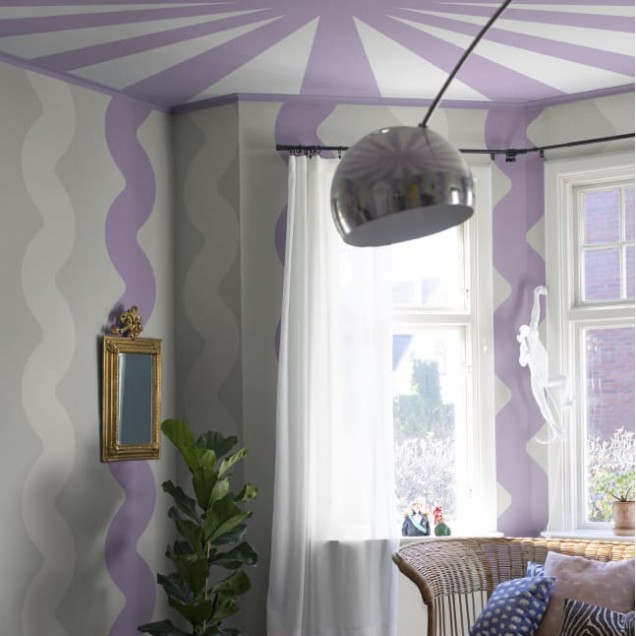 Tapet Rays, Lilac cu raze delicate pe un fundal liliac