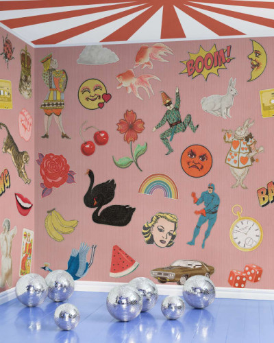 Tapet cu design Rays, Red, cu motive amuzante inspirate din cultura pop si din anii 70, pe fundal roz