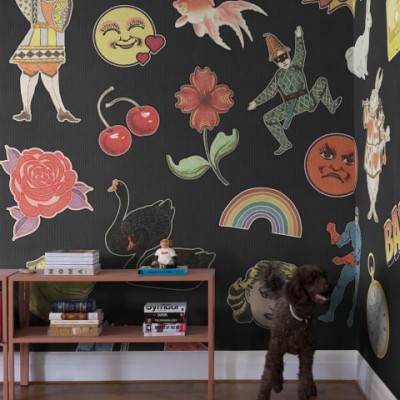 Tapet Patches cu modele diverse, colorate pe fundal negru