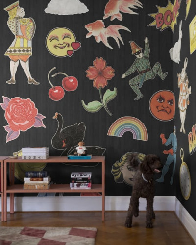 Tapet Patches cu modele diverse, colorate pe fundal negru
