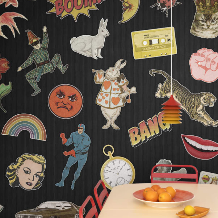 Tapet Patches White cu design ludic, cu elemente distractive, cum ar fi o față zâmbitoare, o floare, un pește și un clovn.