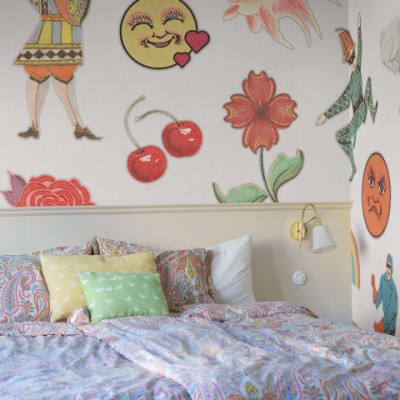 Tapet Patches White cu design ludic, cu elemente distractive, cum ar fi o față zâmbitoare, o floare, un pește și un clovn.