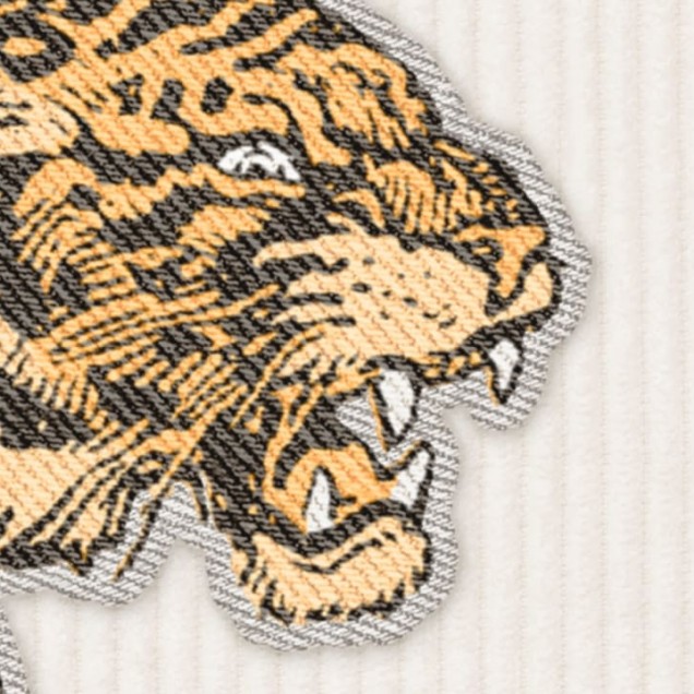 Tapet Patches White cu design ludic, cu elemente distractive, cum ar fi o față zâmbitoare, o floare, un pește și un clovn.