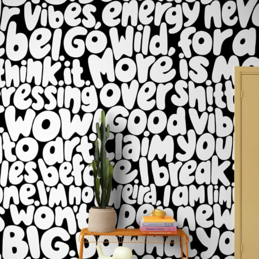 Tapet minimalist cu design modern, cu text negru pe fond alb, decorat cu o canapea roșie și o lampă cu discuri oglindă.