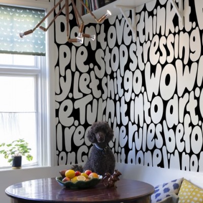 Tapet modern cu design grafic în alb pe negru, cu text.