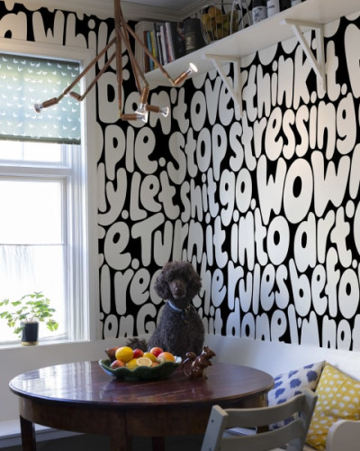 Tapet modern cu design grafic în alb pe negru, cu text.