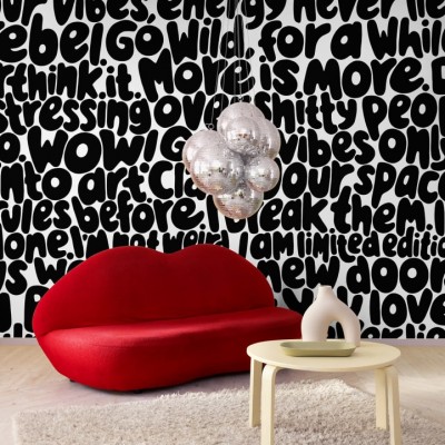 Tapet minimalist cu design modern, cu text negru pe fond alb, decorat cu o canapea roșie și o lampă cu discuri oglindă.
