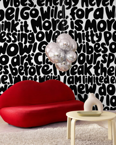 Tapet minimalist cu design modern, cu text negru pe fond alb, decorat cu o canapea roșie și o lampă cu discuri oglindă.