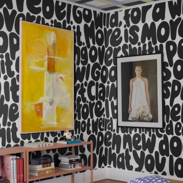 Tapet minimalist cu design modern, cu text negru pe fond alb, decorat cu o canapea roșie și o lampă cu discuri oglindă.