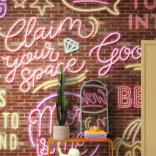 Tapet Neon Vibes, Brickwall, cu mesaje inspiratoare și text neon pe un fundal de cărămidă.